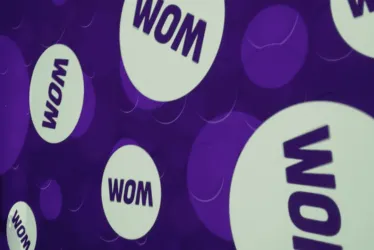 Logo de WOM