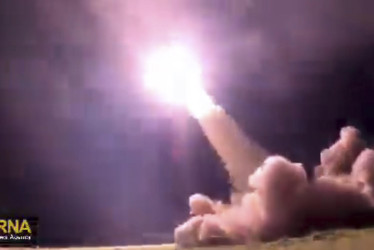 Captura de vídeo de IRNA que muestra el momento en el que la Fuerza Aeroespacial del Cuerpo de la Guardia Revolucionaria Islámica lanza los misiles balísticos en la operación de ayer sábado contra Israel.