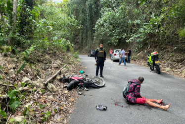 El accidente ocurrió, al parecer, porque el motociclista perdió el control de su vehículo y cayó a la carretera.