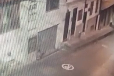 En la imagen, de una cámara de seguridad, se aprecia al ladrón entrando al parqueadero del edificio San Juan.