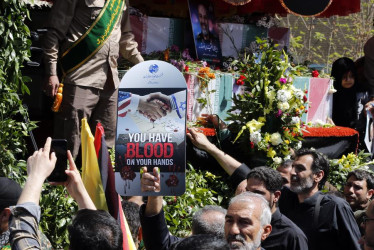 "Tienes sangre en tus manos", dice un cartel que portaba el pasado 5 de abril un iraní durante el funeral de siete miembros del Cuerpo de la Guardia Revolucionaria Islámica que murieron en un ataque aéreo en Teherán (Irán), presuntamente perpetrado por Israel.
