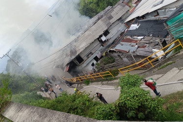 Incendio en el barrio Jazmín de Manizales este lunes.