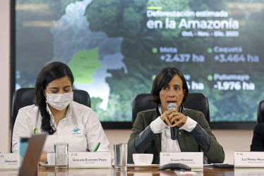 La ministra de ambiente de Colombia, Susana Muhamad (d), acompañada de la directora del Ideam, Ghisliane Echeverry Prieto, habla durante la presentación de un informe este lunes en Bogotá (Colombia).