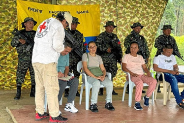 Foto | Fotografía cedida por el Emc a EFE | LA PATRIA  En la foto, un integrante de la cruz roja junto a los dos fiscales, una acompañante y un soldado profesional liberados por el Emc.