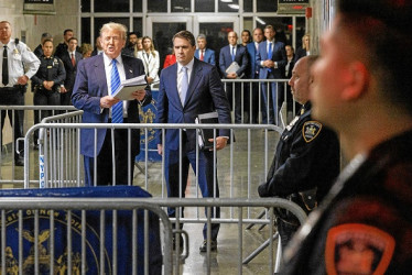 Foto | EFE | LA PATRIA  El expresidente Trump, acompañado por su abogado, Todd Blanche, habló con la prensa tras asistir al juicio penal en su contra.