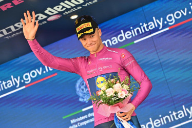El ciclista italiano Jonathan Milan, del equipo Lidl Trek, celebra en el podio tras conservar el maillot de líder de la clasificación por puntos en la 11.ª etapa del Giro de Italia.