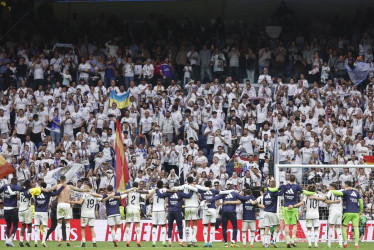 Los jugadores del Real Madrid saludan al público al finalizar el partido de la jornada 34 de la Liga EA Sports que le ganaron a Cádiz 3-0 en el estadio Santiago Bernabéu.