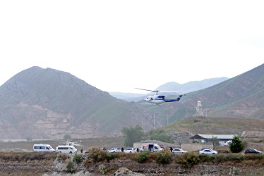 El helicóptero que transportaba al presidente de Irán, Ebrahim Raisí, visto ayer en el momento del despegue cerca de la frontera entre Irán y Azerbaiyán.