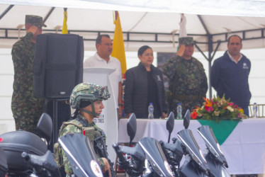 La semana pasada entregaron motos al Ejército. De blanco, el secretario de Gobierno de Caldas, Jorge Andrés Gómez Escudero.