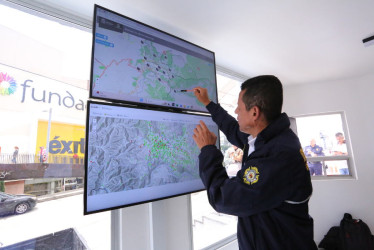 El Cuerpo Oficial de Bomberos de Manizales monitorea las 24 horas del día el Sistema de Alerta Temprana de la ciudad para prevenir los riesgos por lluvias.
