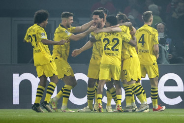 Mats Hummels (c) de Dortmund celebra con sus compañeros de equipo después de anotar el gol inicial durante las semifinales de la Liga de Campeones de la UEFA, partido de fútbol de vuelta del Paris Saint-Germain contra el Borussia Dortmund, en París (Francia).