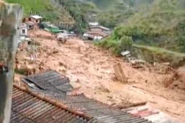 En videos quedó registrado el momento cuando la avalancha baja por la vereda Zarcito de Montebello, Antioquia, arrastrando todo a su paso.