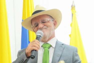 El gobernador de Caldas, Henry Gutiérrez Ángel, se refirió al jalón de orejas que le hizo el alcalde de Aguadas, Fabio Gómez, por utilizar un sombrero estilo aguadeño que le obsequiaron de la marca Mario Hernández.