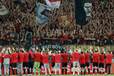 Los jugadores de Leverkusen celebran con la afición después de obtener el paso a la final de la UEFA Europa League tras el partido ante el AS Roma en Leverkusen (Alemania).