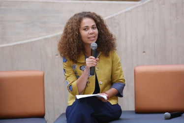 Ángela Yesenia Olaya Requene, ministra de Ciencia, Tecnología e Innovación, durante su intervención en el conversatorio en la Universidad de Caldas.
