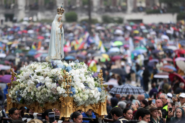 Una estatua de Nuestra Señora de Fátima se ve durante la Procesión de Despedida en las ceremonias religiosas de la peregrinación al Santuario de Fátima en Ourem, Portugal.