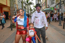 Liliana Giraldo y María José Martínez, de Harley Quinn, y Jonatan Ceballos, de zombie