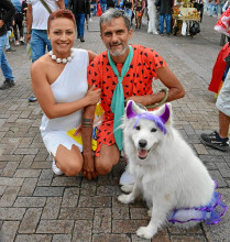 Los picapiedra también se dejaron ver por la 23. En la imagen Catalina Salazar y Carlos Suluaga junto a su mascota Hanna.