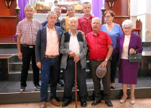 Luciano Arias acompañado por algunos de sus hijos al terminar la misa de cumpleaños.
