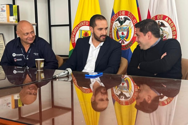 En el centro, el gerente del Invama, Jairo Alfredo López Baeina, con el alcalde de Anserma, Ómar Andrés Reina (d).