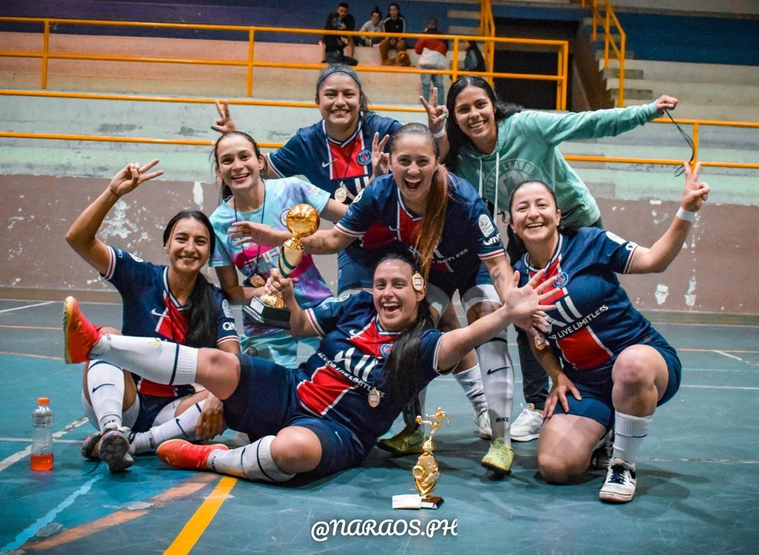 María Jimena Grajales Ríos (2i) con sus compañeras de Niupi. Ella era la portera del equipo y también del quinteto de la Universidad de Caldas.