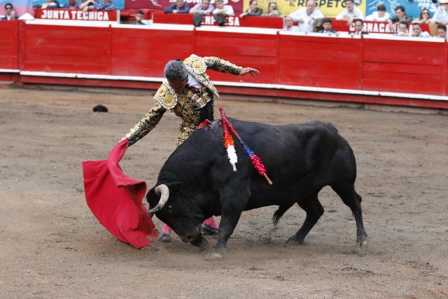 Luis Bolívar instrumenta un derechazo a su toro en turno durante la tercera corrida, se evidencia la forma de embarcar al toro. Con este toro conquistó dos orejas a ley.