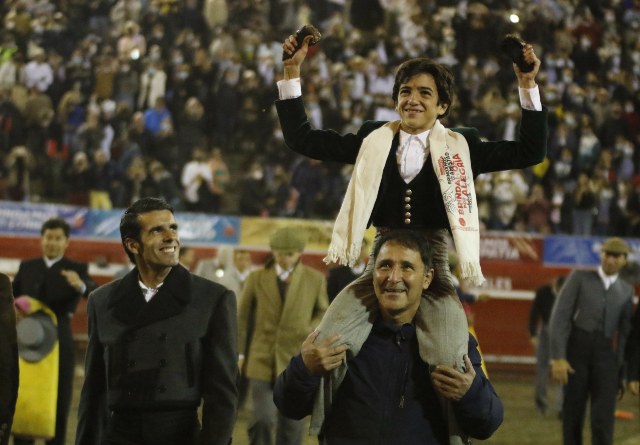 Marco Pérez salió en los hombros del conocido torero César Rincón en el festival taurino del 2022. 