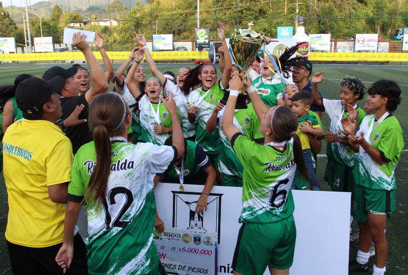 La celebración de las jugadoras y los técnicos del Atlético Dosquebradas al recibir el trofeo y el premio que las acredita como campeonas de la Copa Aguardiente Amarillo de Fútbol Femenino.