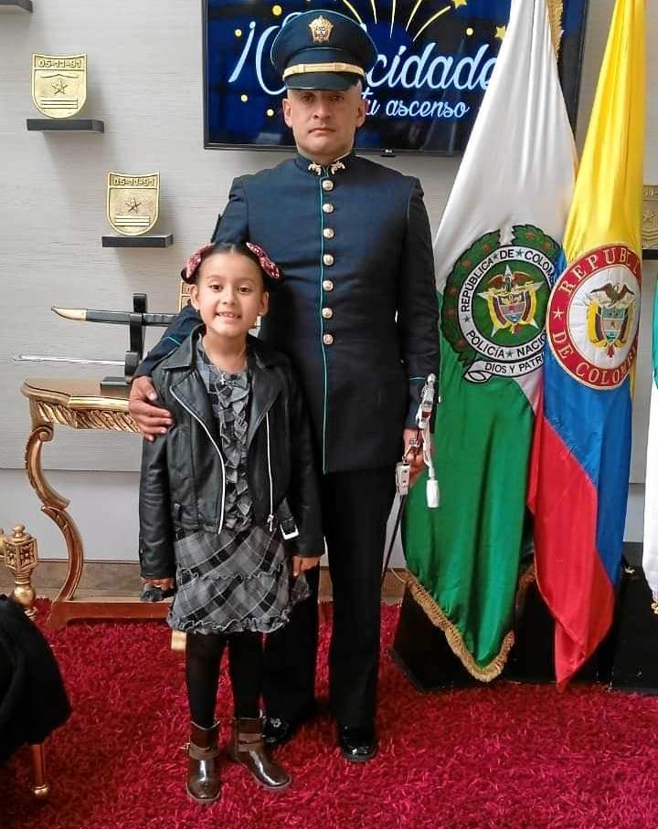 Foto | Henry Giraldo | LA PATRIA Heimar Castro Villa, nacido en Manzanares, después de 20 años en la Policía, fue ascendido a Intendente Jefe. Actualmente trabaja en Bogotá. En la imagen lo acompaña su hija Valeria.