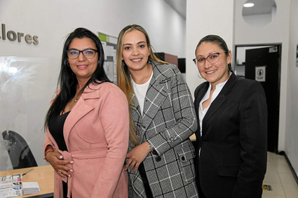 Luz Andrea Arbeláez, Laura Carolina Duque y Marleny Pérez. Funcionarias de Credivalores, durante la celebración del Día de la Mujer.