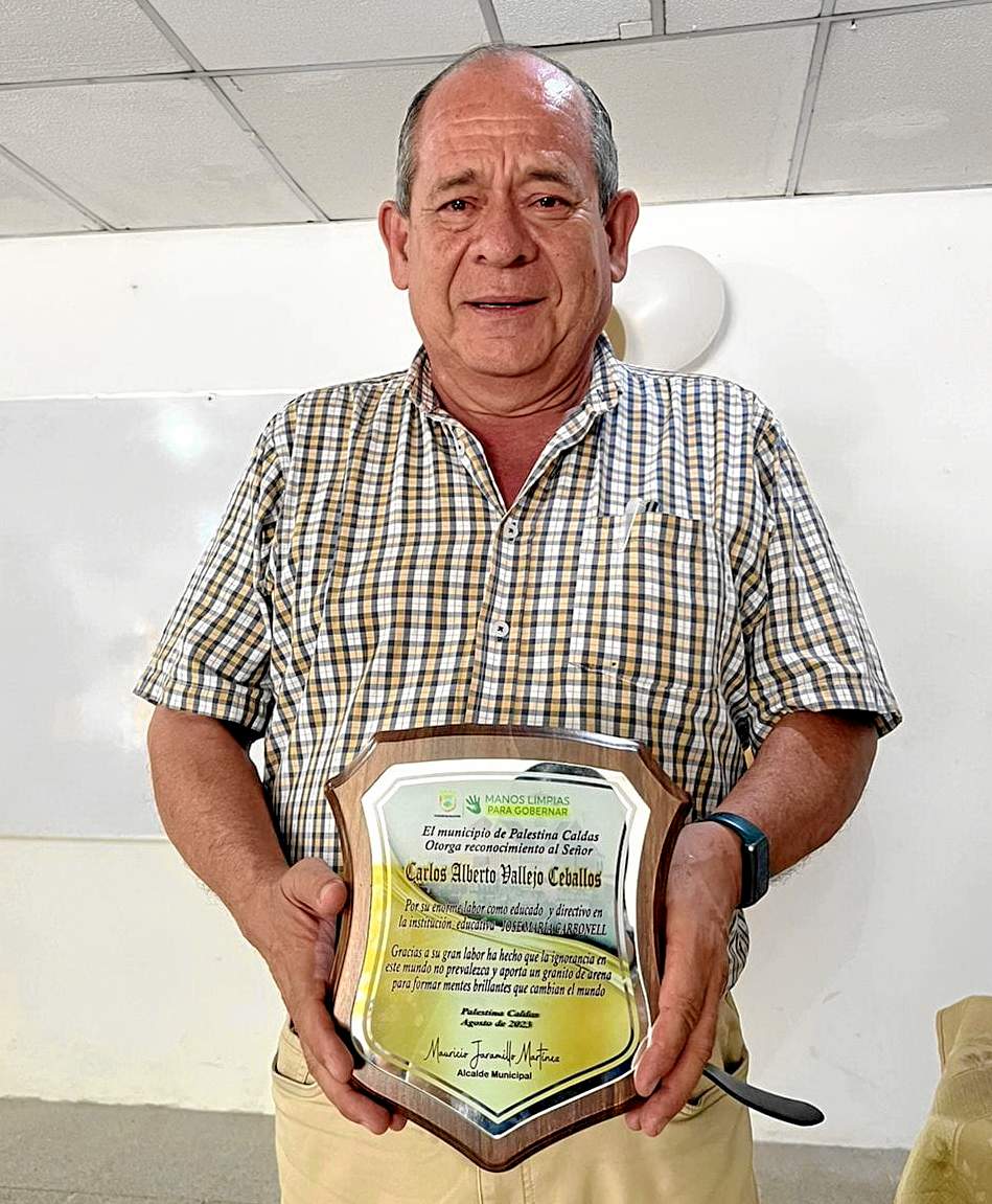 Foto |LA PATRIA  Carlos Vallejo, rector del colegio La Plata, en Palestina, se retiró a gozar de su pensión. Por tal motivo, la Alcaldía le otorgó un reconocimiento y además le hizo un agasajo.