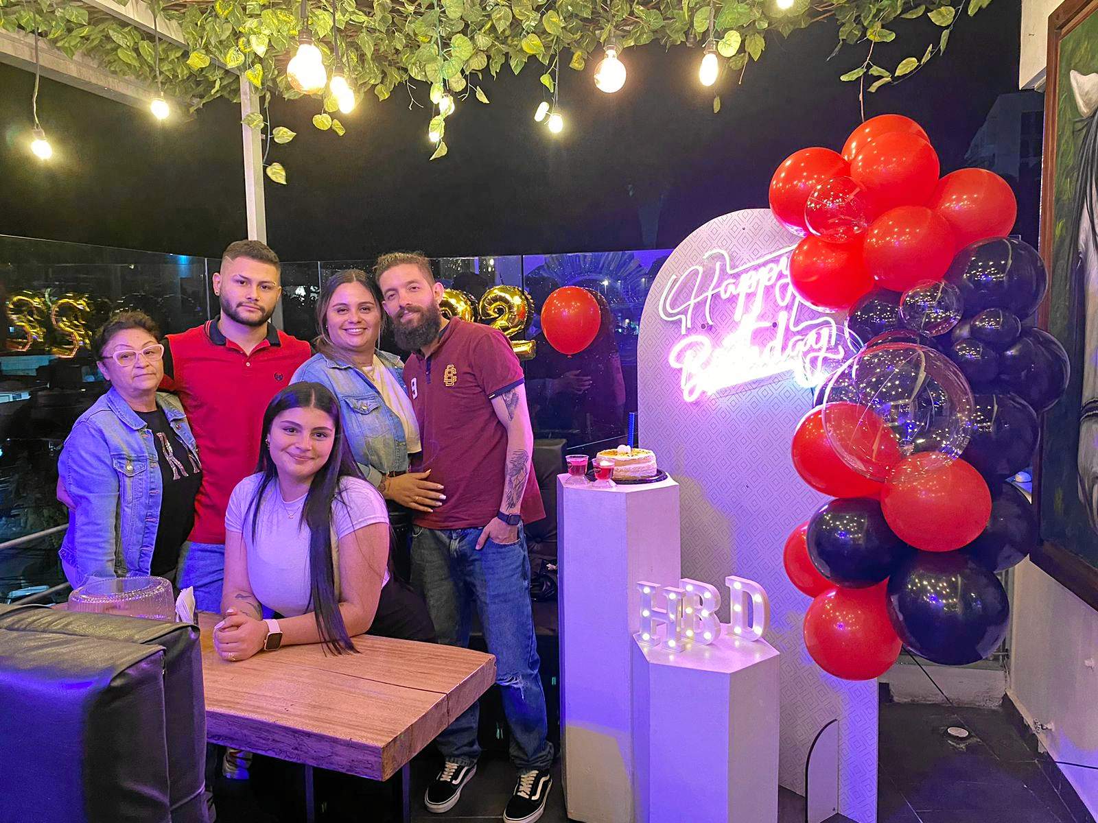 Amary Posada, Nicolás Posada, Francy Posada, Mariana Posada y Clinton Montoya, se reunieron en una comida para celebrar el cumpleaños de Nicolás.