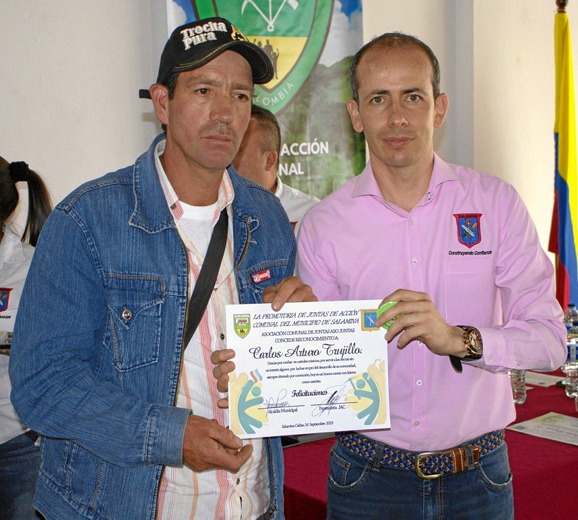 Carlos Arturo Trujillo en compañía del alcalde, Juan Pablo Ospina Rosas.