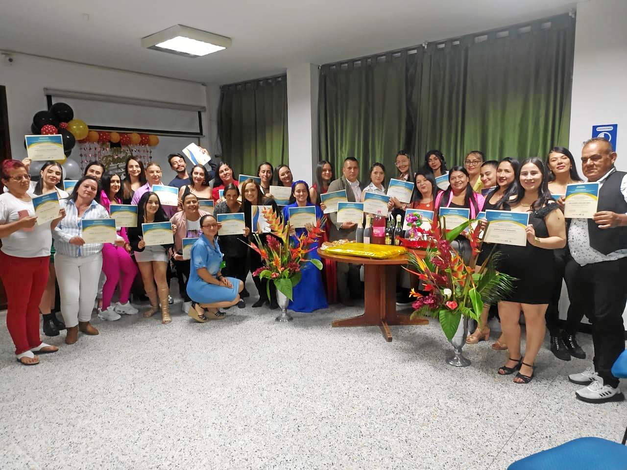Foto | Cortesía | LA PATRIA Grupo de graduados asistentes al recibimiento del certificado del diplomado.