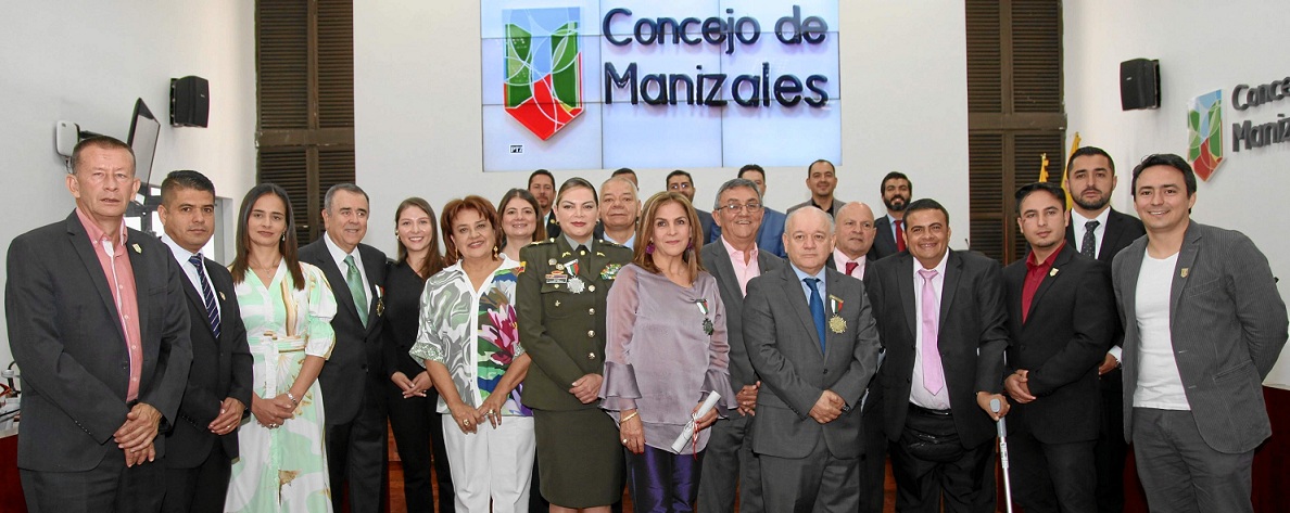 Los homenajeados en compañía de los concejales de Manizales.