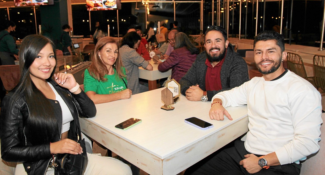 María José Carvajal, Rocío Ramírez, Carlos Mario Gaitán y Mauricio López organizaron una cena de despedida para Mauricio López en el restaurante La Azotea.