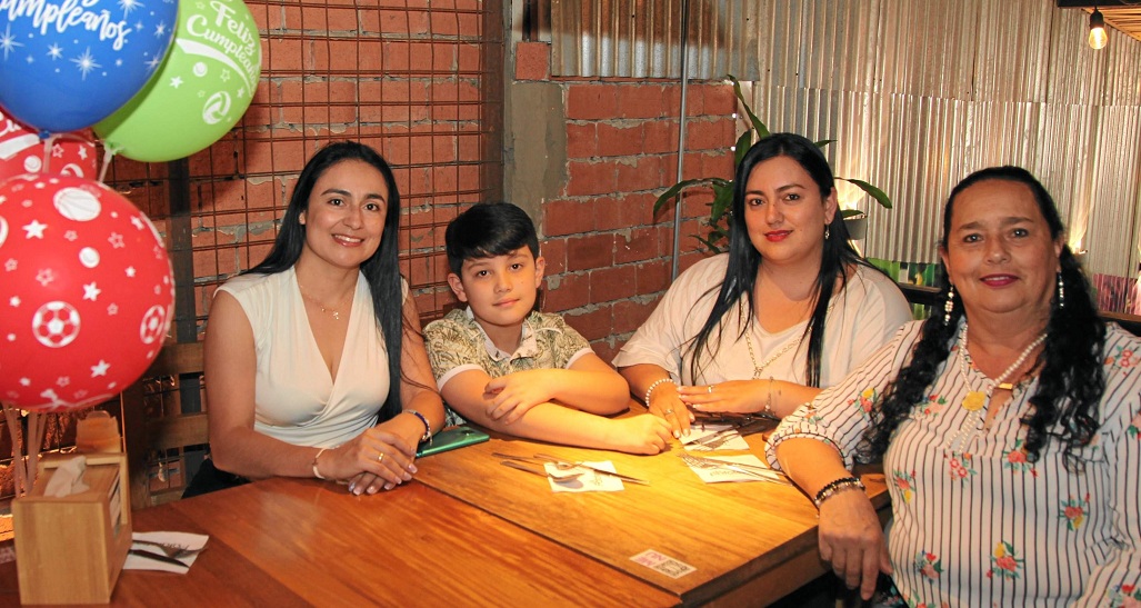 Foto | Argemiro Idárraga | LA PATRIA Niye Vélez festejó su cumpleaños con un almuerzo en el restaurante La Patateria en compañía de Emanuel Marín, Andrea García y Luz Dary Vélez.