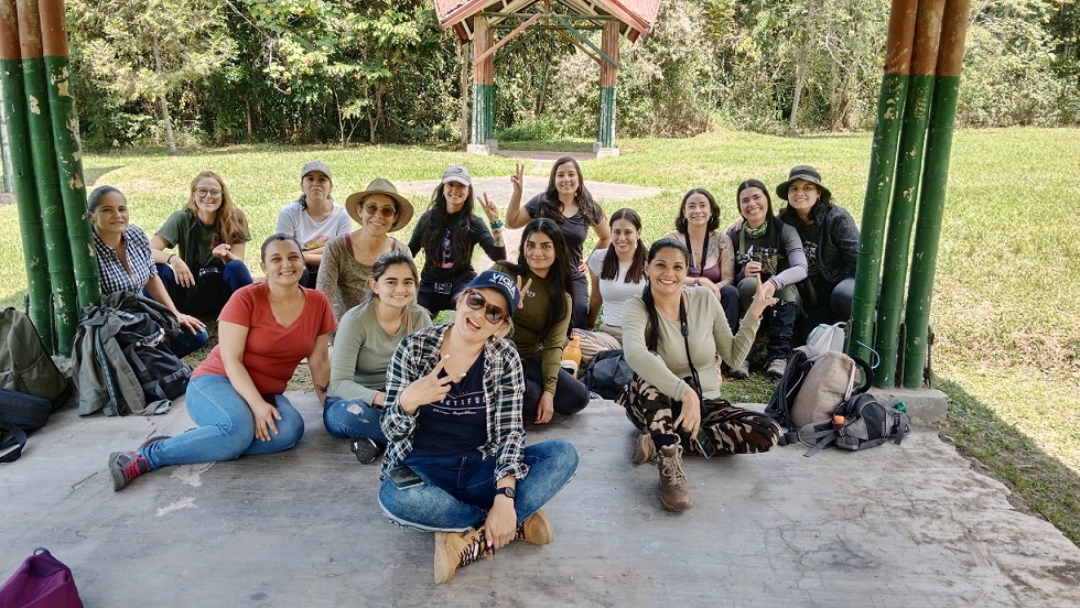 Foto | LA PATRIA Integrantes del Club de Avistamiento de Aves Ensíferas, de Manizales, lideraron el domingo una salida de observación en el Ecoparque Los Alcázares. En la visita participaron mujeres de la capital de Caldas y de Villamaría.