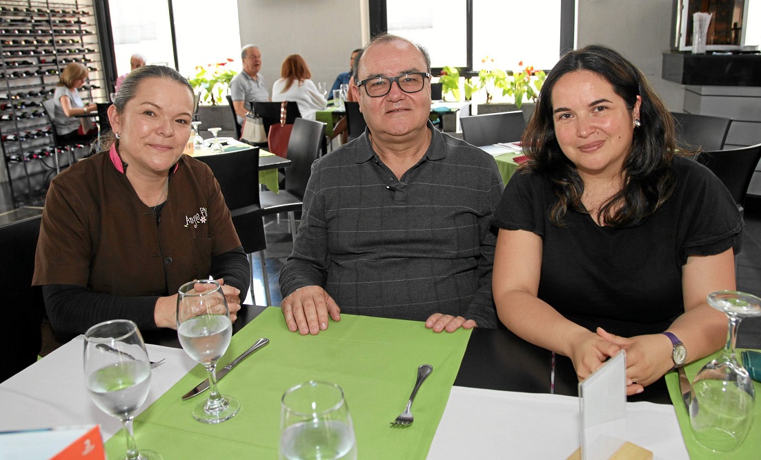 Ángela María Uribe Echeverri organizó un almuerzo para Javier Uribe Echeverri y Bibiana García de Uribe, quienes llegaron provenientes de Chile. El encuentro fue en el Club Manizales, sede El Cable.  