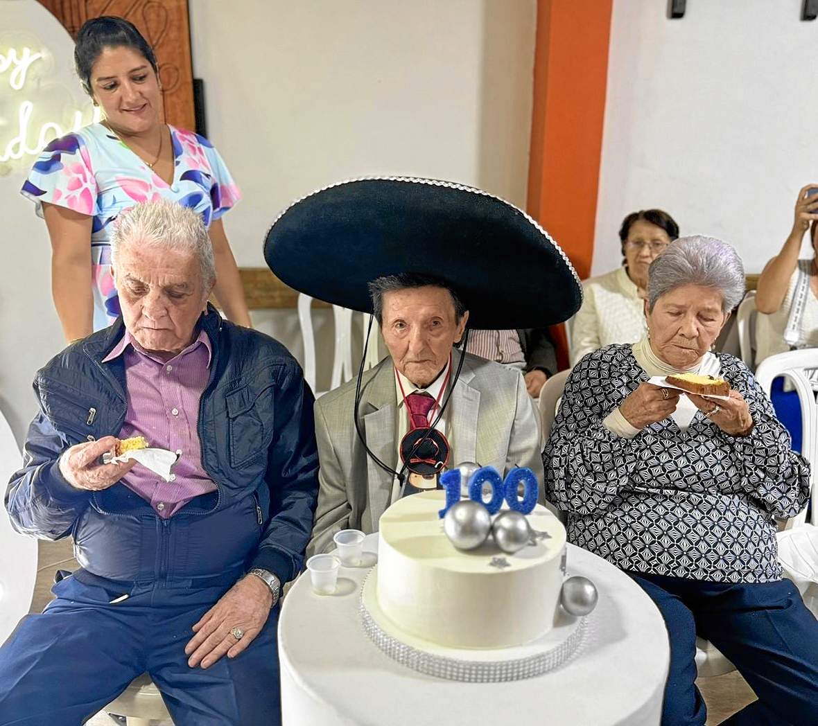 Foto | Jorge Iván Castaño | LA PATRIA Miguel Ángel acompañado de sus dos hermanos Lucila, de 96 años, y Merardo, de 86 años.