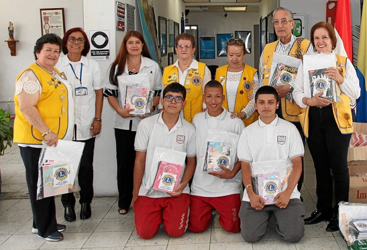 Foto | Argemiro Idárraga | LA PATRIA Miembros del Club de Leones Manizales Monarca, durante la entrega de los paquetes escolares.