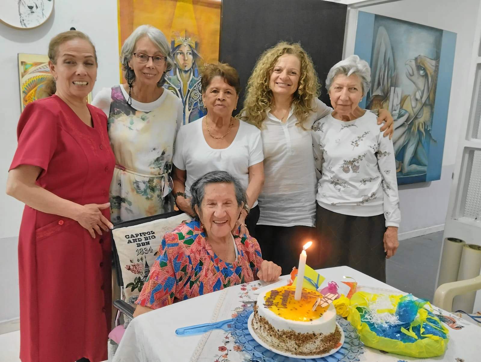 La poeta manizaleña Dorian Hoyos cumplió 91 años. Su día lo compartió con Margoth Márquez, Ana María Robledo, Miriam Torres, Eliss del Rosario Cardona y Liliana Restrepo.