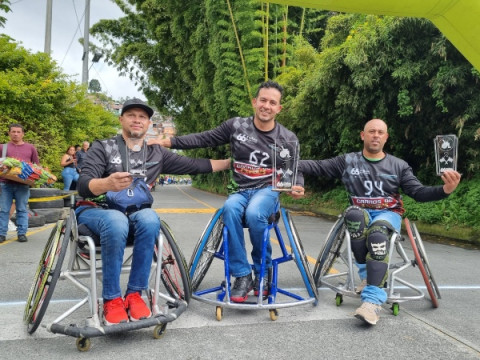 El podio de silla de ruedas: Julián Jurado, Fabián Villada y Harbey Lotero.