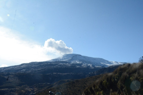 Mientras se acercaban a su encuentro el Volcán del Ruiz se mostraba más visible que nunca.