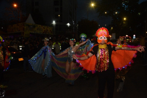 Los bailarines usaron luces en sus trajes, pero algunos asistentes criticaron que se usaron las canciones en los tres desfiles.