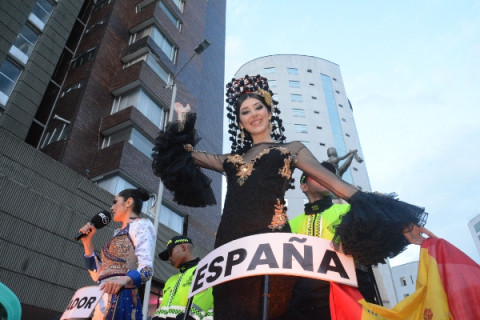 España de las primeras en desfilar se robó las miradas por su vestido que se pudo ver bien al comienzo del desfile (6:00 p.m.).