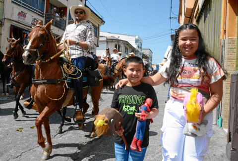 Emanuel y Sofía Suaza con sus caballos de palo vieron pasar los caballos por la carrera 23.