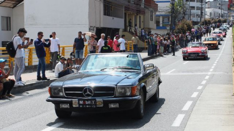 En el recorrido se encontraron conductores que llegaron de Cali, Bogotá, Medellín y Villavicencio con sus mejores carros antiguos.