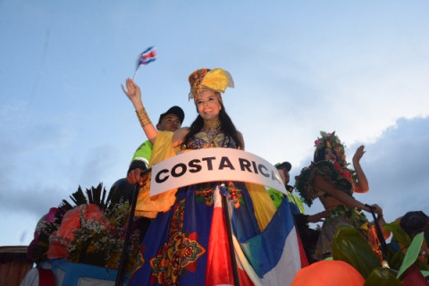 Costa Rica también cautivó con su colorido traje, pero quienes se encontraban en el centro de la ciudad no pudieron verlo bien tras anochecer.  