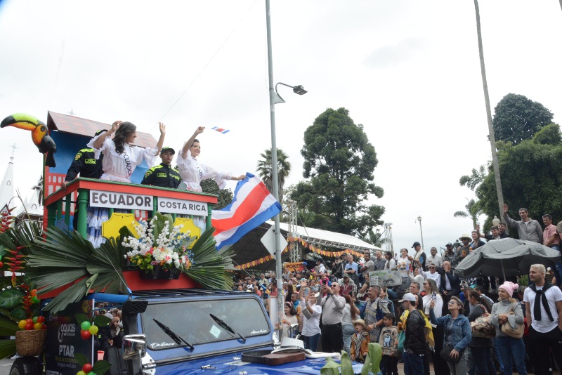 El público registró con su celular el paso de las representantes de Ecuador y Costa Rica.